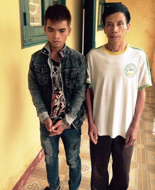 Đoàn Văn Lâm (áo trắng) và Hoàng Văn Tuyên (áo xám) là 2 trong số 5 đối tượng đã bị Công an tỉnh Quảng Bình bắt giữ vì tổ chức đưa lao động trái phép sang Trung Quốc