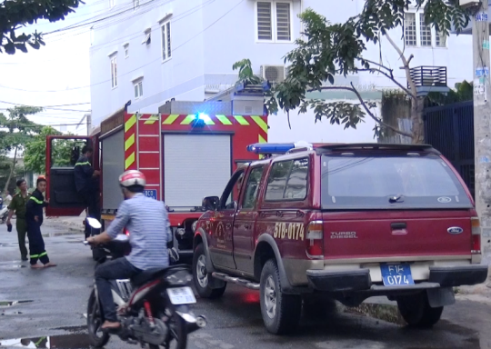 Người phụ nữ lao vào đám cháy cứu 2 cháu bé