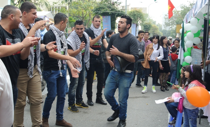 Điệu nhảy trong nhịp trống s&ocirc;i động của c&aacute;c ch&agrave;ng trai của sứ qu&aacute;n Palestine