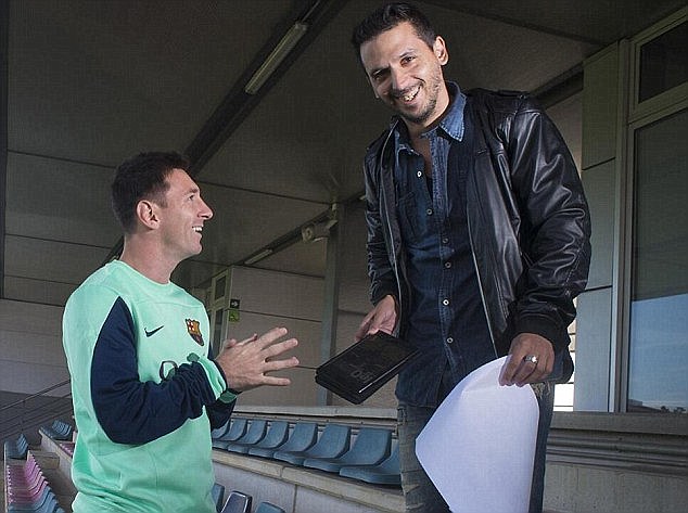 Nh&agrave; b&aacute;o Jorge Topo Lopez trong một lần phỏng vấn Messi