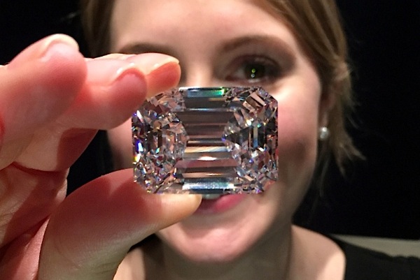Viên kim cương nặng hơn 100 carat. Ảnh: Mining