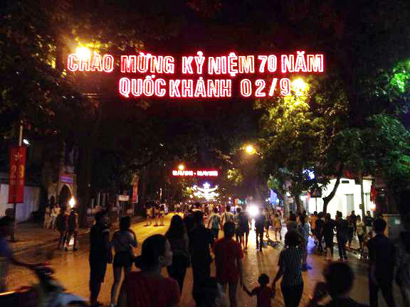 Mặc dù trời mưa nhưng dòng người tr&ecirc;n ph&ocirc;́ Hu&ecirc;́ đ&ocirc;̉ v&ecirc;̀ khu vực Hồ Gươm r&acirc;́t đ&ocirc;ng với mong mu&ocirc;́n chi&ecirc;̃m ngưỡng màn pháo hoa mừng ngày Qu&ocirc;́c khánh 2-9