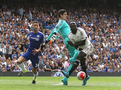 Courtois phạm lỗi với Gomis...