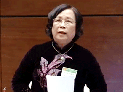 Bộ trưởng Phạm Thị Hải Chuyền, thừa ủy quyền của Thủ tướng Ch&iacute;nh phủ, b&aacute;o c&aacute;o QH về Điều 60 Luật BHXH