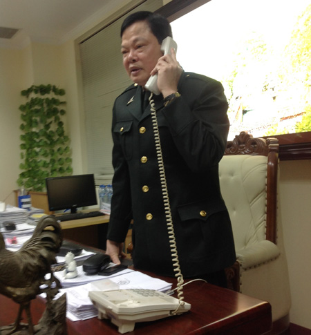 Cục trưởng Cục Chống tham nhũng Phạm Trọng Đạt đang tiếp nhận một cuộc điện thoại phản ánh cán bộ nhận quà Tết trái quy định - Ảnh: Dân trí