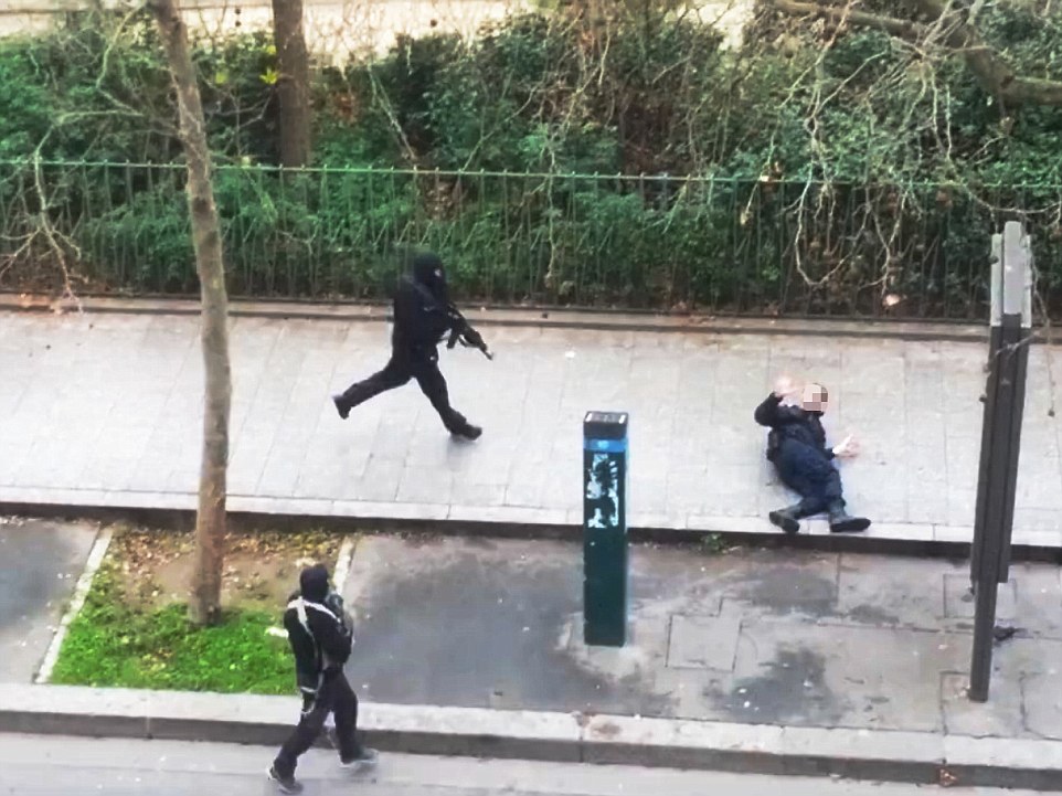 2 nghi phạm bắn chết cảnh sát Ahmed Merabet, 42 tuổi, người Hồi giáo, sau khi rời báo Charlie Hebdo. Ảnh: Daily Mail