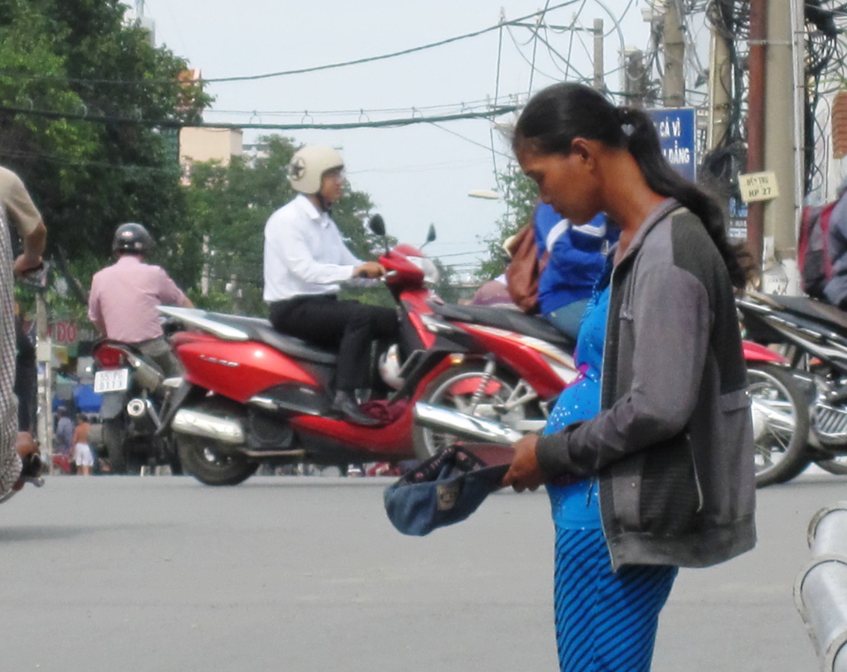 Người phụ nữ giả mang bầu xin tiền tr&ecirc;n cầu Phạm H&ugrave;ng (quận 8)
