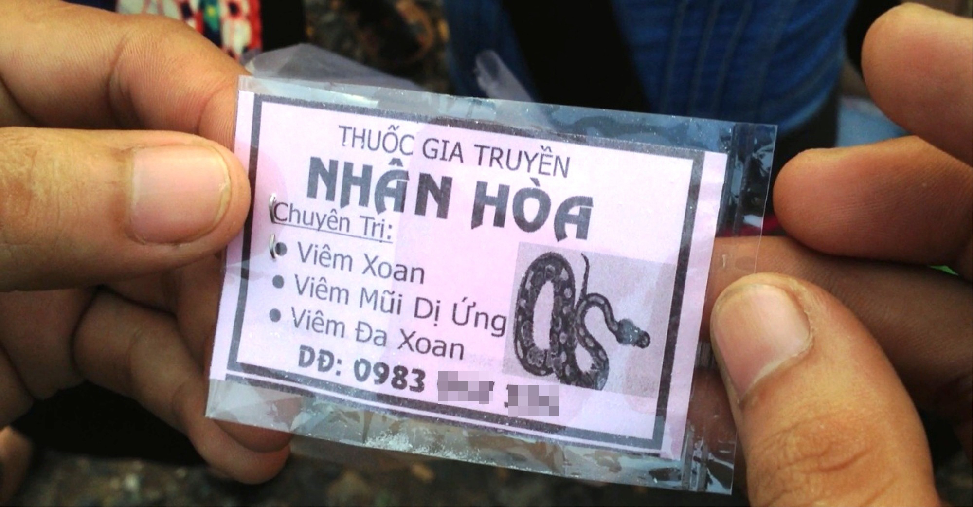 &Ocirc;ng Thanh đang d&ugrave;ng chi&ecirc;u diễn ảo thuật để b&aacute;n thuốc dỏm (ảnh tr&ecirc;n) v&agrave;
g&oacute;i bột kh&ocirc;ng r&otilde; nguồn gốc được cho l&agrave; thần dược