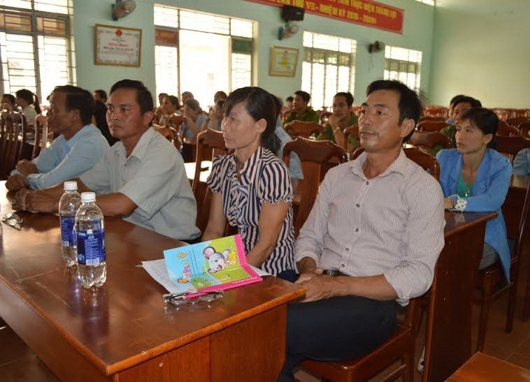 &Ocirc;ng Nguyễn Đ&igrave;nh Sơn (b&igrave;a phải) tại buổi c&ocirc;ng khai xin lỗi