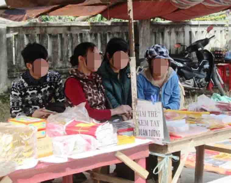 Bán quẻ, xem tay, đoán tướng tại đền Bà Triệu ở tỉnh Thanh Hóa Ảnh: TUẤN MINH