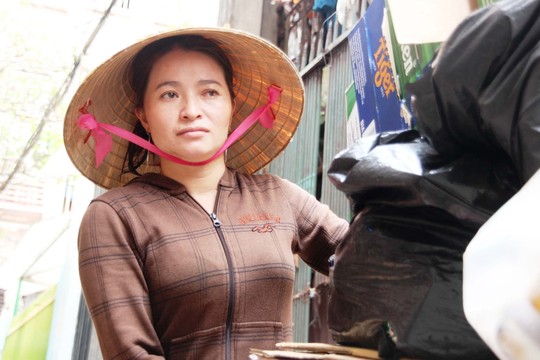 B&agrave; Huỳnh Thị &Aacute;nh Hồng, người mua ve chai ph&aacute;t hiện 5 triệu yen Nhật trong chiếc loa th&ugrave;ng