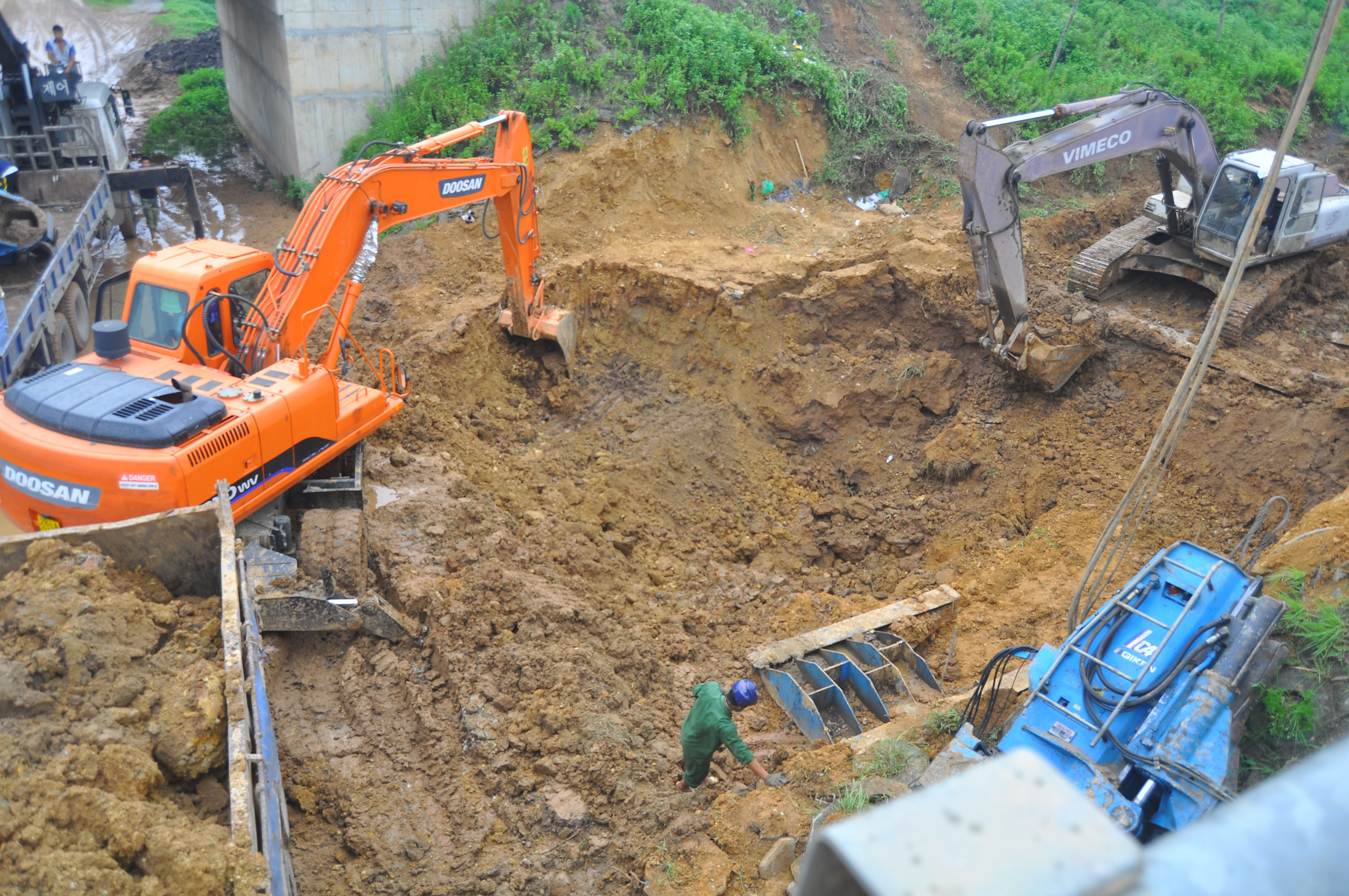 Đường ống nước S&ocirc;ng Đ&agrave; từ khi đưa v&agrave;o sử dụng đ&atilde; bị vỡ nứt 10 lần Ảnh: Phương Nhung