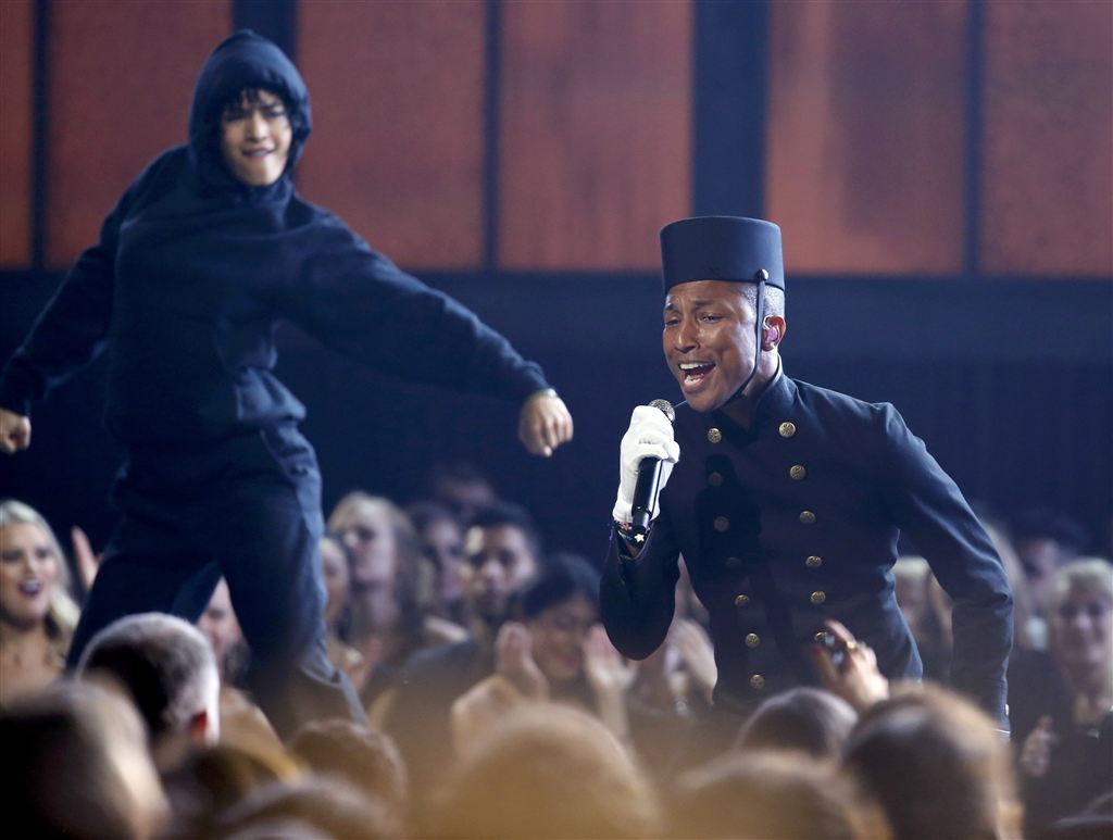 Pharrell Williams tr&igrave;nh diễn lại hit Happy