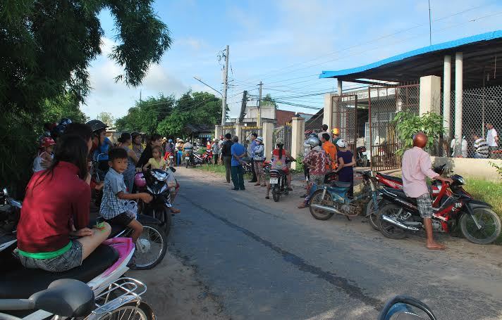 Người dân hiếu kỳ vây quanh căn nhà, hiện trường nơi xảy ra cái chết của người phụ nữ.
