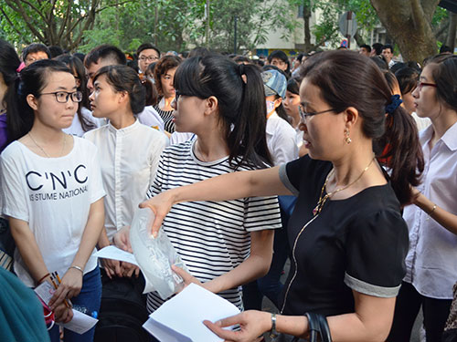 Thí sinh dự kỳ thi đánh giá năng lực của ĐHQG Hà Nội sáng 30-5
Ảnh: NGUYỄN HƯỞNG