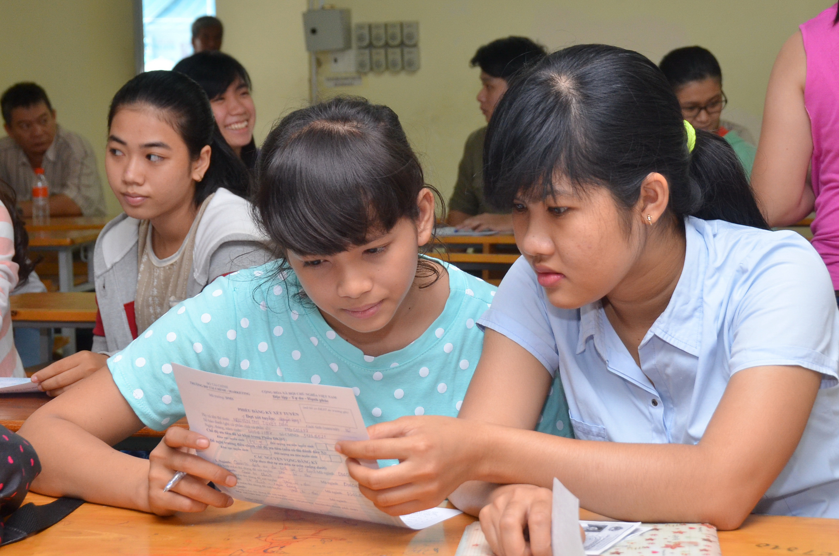 Th&iacute; sinh chọn ng&agrave;nh x&eacute;t tuyển tại Trường ĐH T&agrave;i ch&iacute;nh - Marketing. Ảnh:TẤN THẠNH
