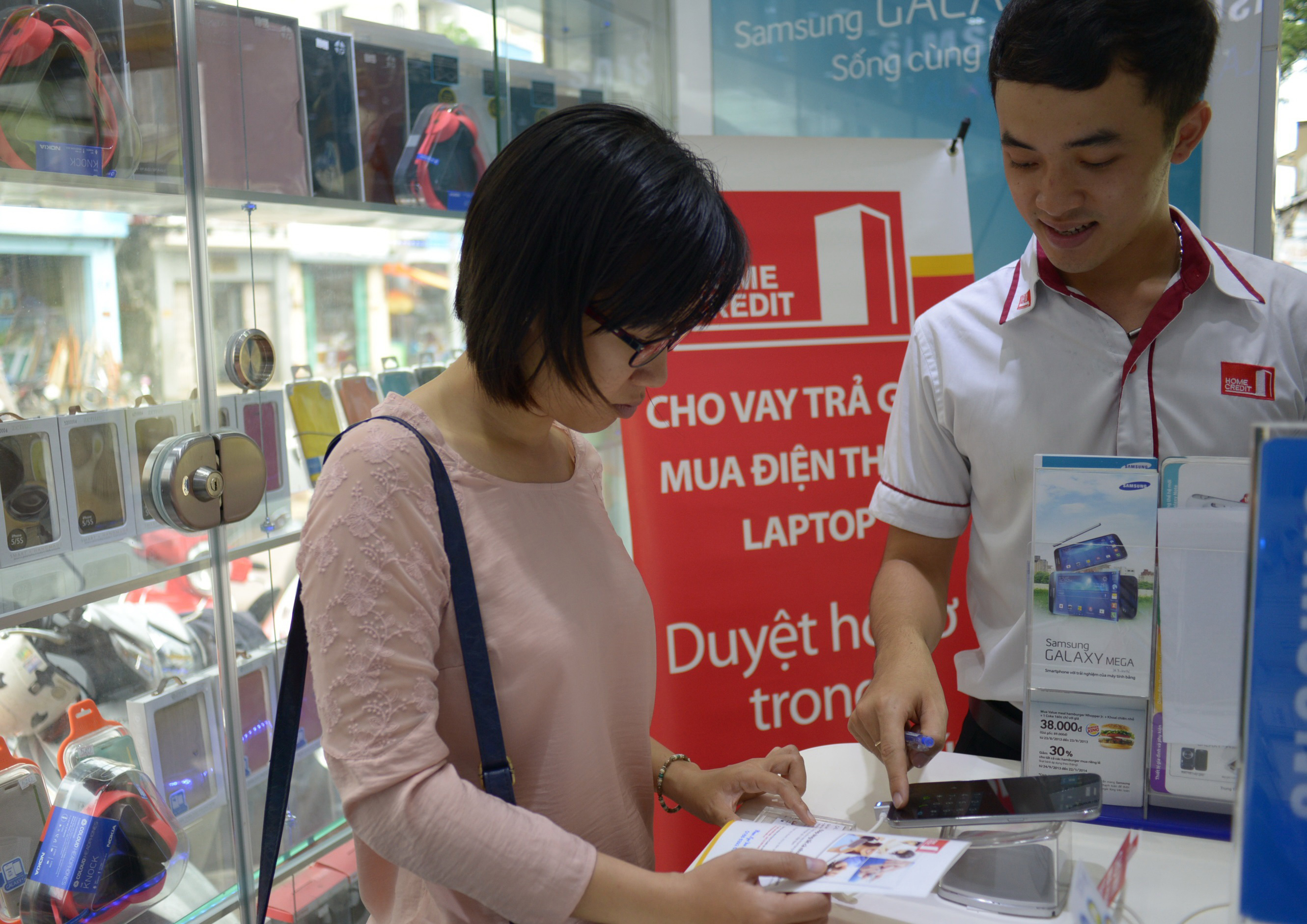 Nh&acirc;n vi&ecirc;n Home Credit đang tư vấn cho kh&aacute;ch h&agrave;ng