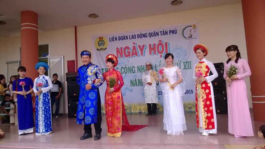 Một tiết mục trình diễn thời trang áo dài trong “Ngày hội công nhân” do
LĐLĐ quận Tân Phú, TP HCM tổ chức