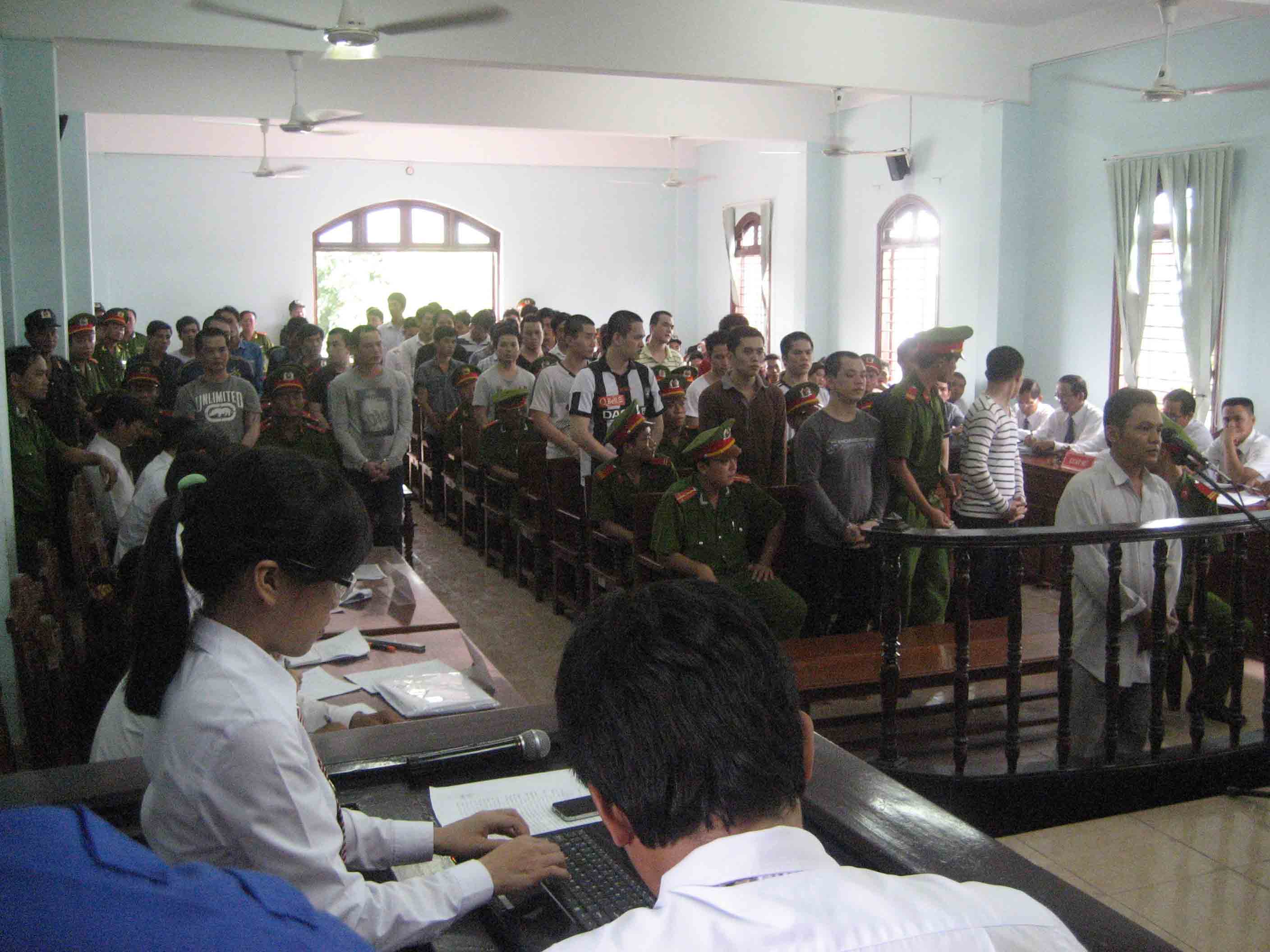 Ghế trong ph&ograve;ng xử &aacute;n chỉ đủ d&ugrave;ng cho bị c&aacute;o v&agrave; cảnh s&aacute;t bảo vệ