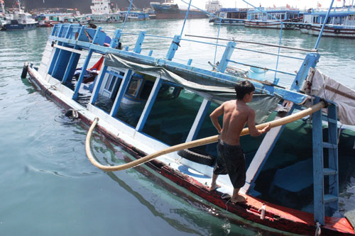 Tàu du lịch phớt lờ an toàn của khách