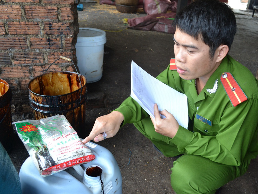 Công an tỉnh Đắk Lắk thu giữ nhiều can, gói hóa chất tại cơ sở chế biến cà phê của ông Nguyễn Đình Quang