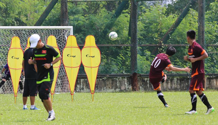 Số 10 của Olympic Việt Nam tập s&uacute;t phạt
