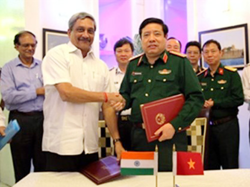 Bộ trưởng Phùng Quang Thanh và Bộ trưởng Quốc phòng Ấn Độ Manohar Parrikar ký “Tuyên bố tầm nhìn chung về quan hệ quốc phòng Việt Nam-Ấn Độ giai đoạn 2015-2020” trong chuyến thăm