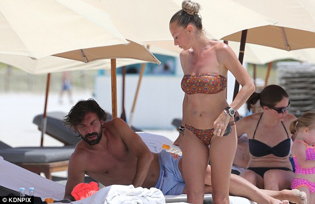 Pirlo v&agrave; vợ tại b&atilde;i biển Miami