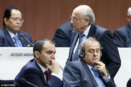 Platini v&agrave; ho&agrave;ng th&acirc;n Al Hussein dự cảm về thất bại ngay sau v&ograve;ng bỏ phiếu thứ nhất