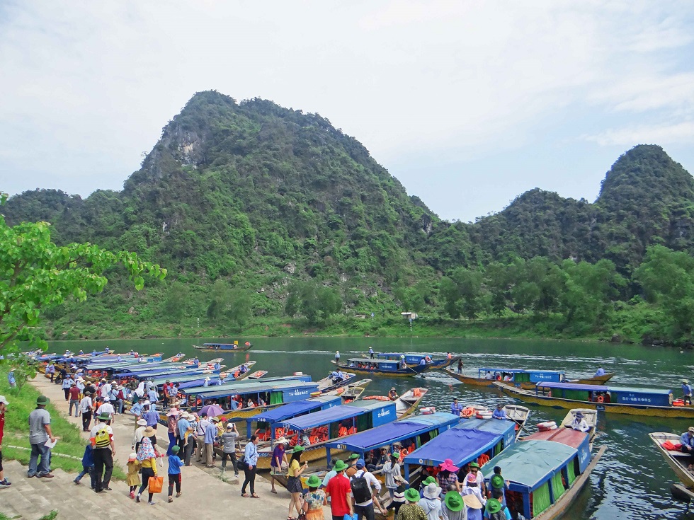 Quảng B&igrave;nh l&agrave; một trong số những tỉnh, th&agrave;nh c&oacute; lượng du kh&aacute;ch đổ về du lịch nhiều nhất trong cả nước n&ecirc;n nạn &ldquo;chặt ch&eacute;m&rdquo;, đe dọa du kh&aacute;ch thường hay diễn ra