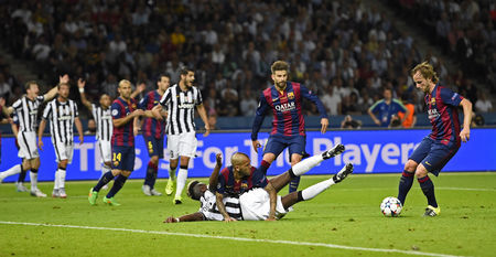 Pogba bị Alves đốn ngã