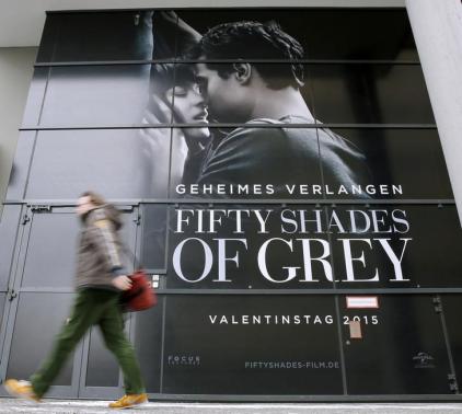 50 sắc th&aacute;i đ&atilde; bị ho&atilde;n c&ocirc;ng chiếu tại Việt Nam ngay trước lễ t&igrave;nh nh&acirc;n Valentine. Ảnh minh họa : Reuters