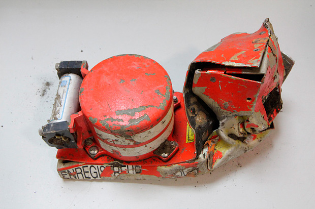 Hộp đen ghi &acirc;m giọng n&oacute;i của m&aacute;y bay Germanwings 4U9525 được t&igrave;m thấy. Ảnh: Reuters