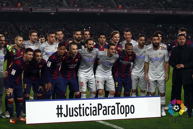 Trận Barcelona - Atletico v&agrave; biểu ngữ đ&ograve;i c&ocirc;ng l&yacute; cho Jorge Topo Lopez