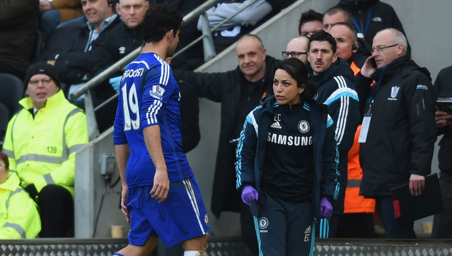 Nữ b&aacute;c sĩ Chelsea Eva Carneiro v&agrave; tiền đạo Cota trong một trận đấu của Chelsea trước đ&oacute;