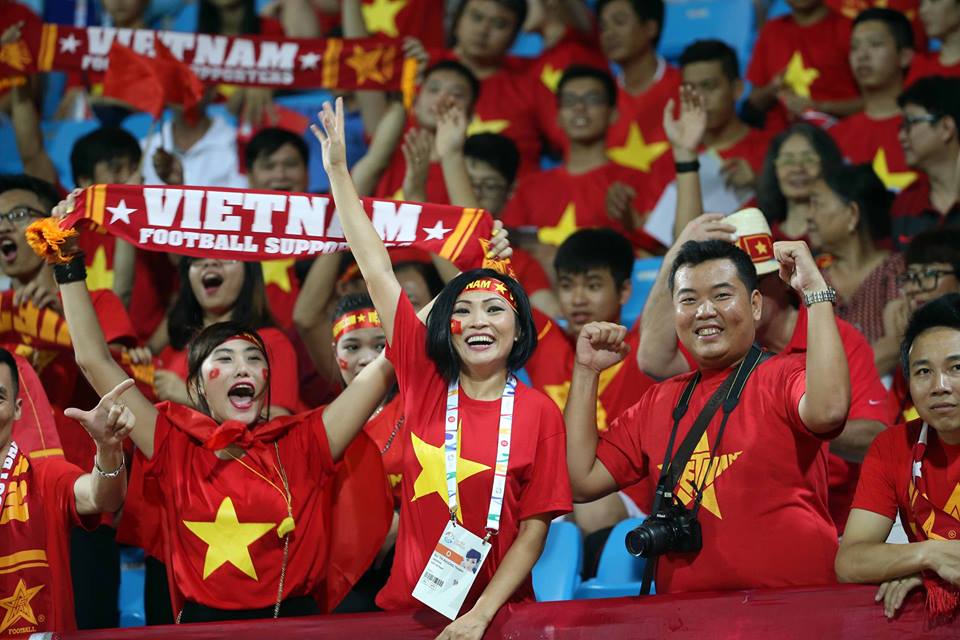 Ca sĩ Phương cũng đang theo dõi trực tiếp trận đấu trên khán đài