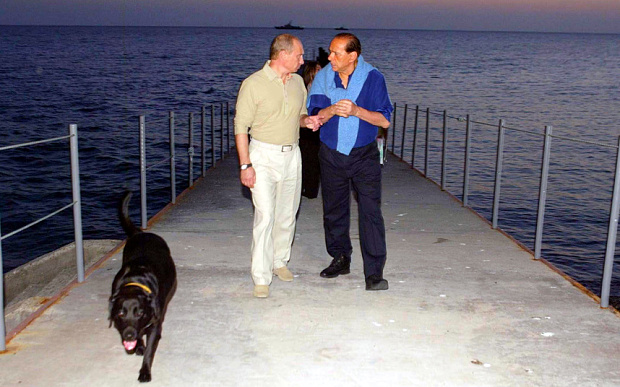 &Ocirc;ng Putin mời &ocirc;ng Berlusconi đến chơi ở Sochi năm 2005. Ảnh: Telegraph