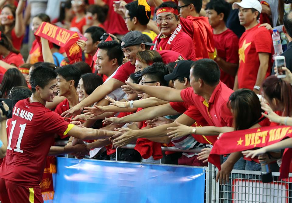 Duy Mạnh v&agrave; c&aacute;c CĐV