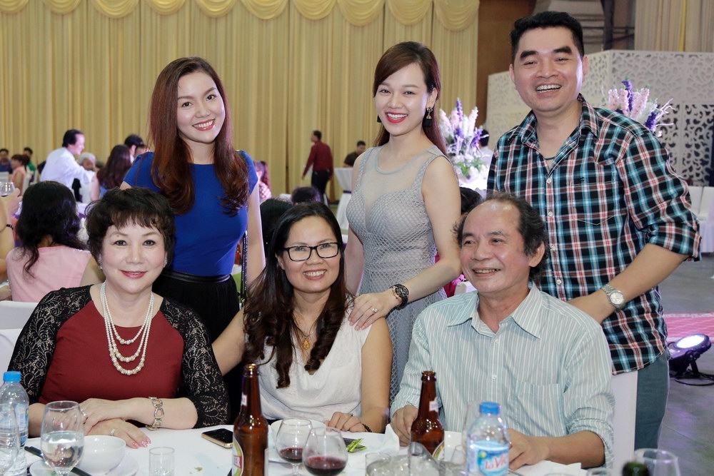Ca sĩ Ngọc Anh - H&agrave; Ho&agrave;i Thu (đứng) v&agrave; nhạc sĩ - nh&agrave; thơ Nguyễn Trọng Tạo (ngồi) ch&uacute;c mừng ca sĩ đ&agrave;n em