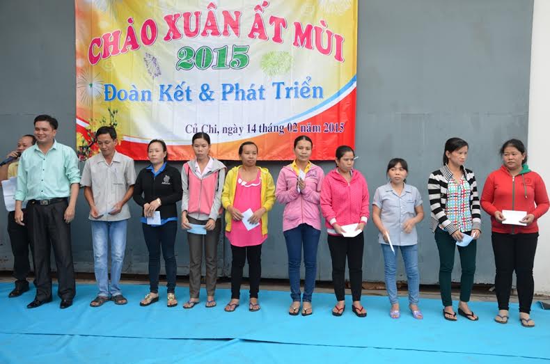 Công nhân khó khăn tại Công ty Carimax Sài Gòn nhận quà Tết từ Công đoàn cơ sở