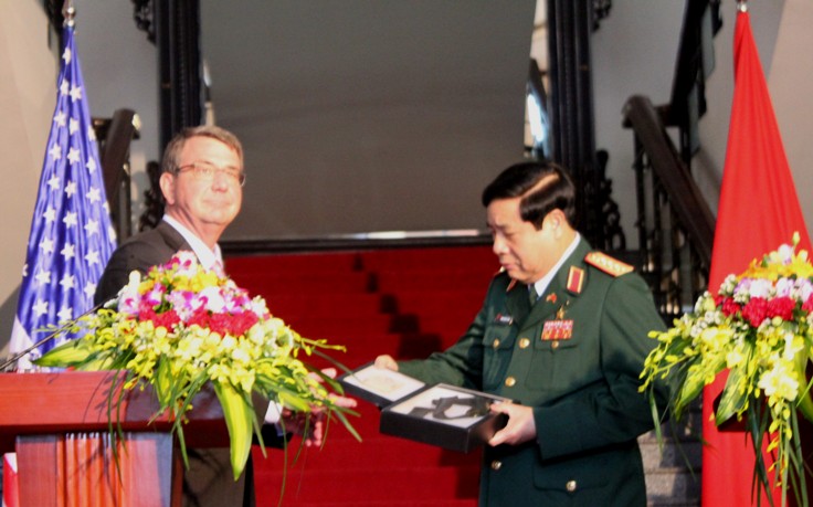Bộ trưởng Quốc ph&ograve;ng Mỹ Ashton Carter đ&atilde; trao cho Bộ trưởng Ph&ugrave;ng Quang Thanh 2 kỷ vật chiến tranh