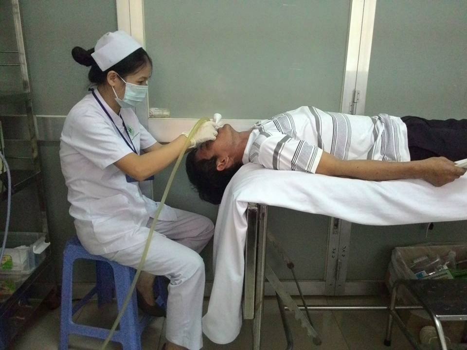 Bệnh nh&acirc;n đang được c&aacute;c b&aacute;c sĩ rửa mũi sau khi ghắp được dị vật ra ngo&agrave;i.