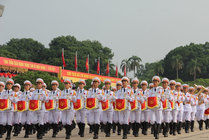 Khối qu&acirc;n nhạc diễu qua lễ đ&agrave;i trong tiếng nhạc trầm h&ugrave;ng