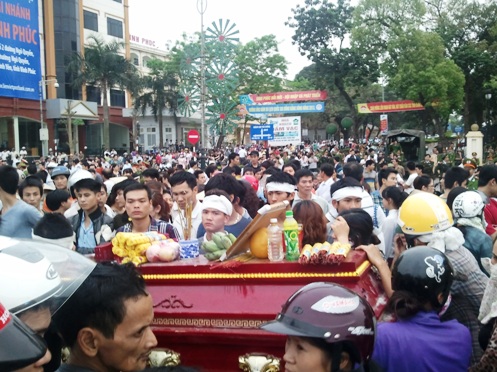 Th&acirc;n nh&acirc;n v&agrave; người d&acirc;n đưa quan t&agrave;i nạn nh&acirc;n Nguyễn Tuấn Anh đi tr&ecirc;n đường phố TP Vĩnh Y&ecirc;n ng&agrave;y 17-3-2013 - Ảnh: Nguyễn Quyết