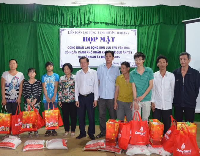 Công nhân khó khăn vui mừng nhận quà Tết tại buổi họp mặt