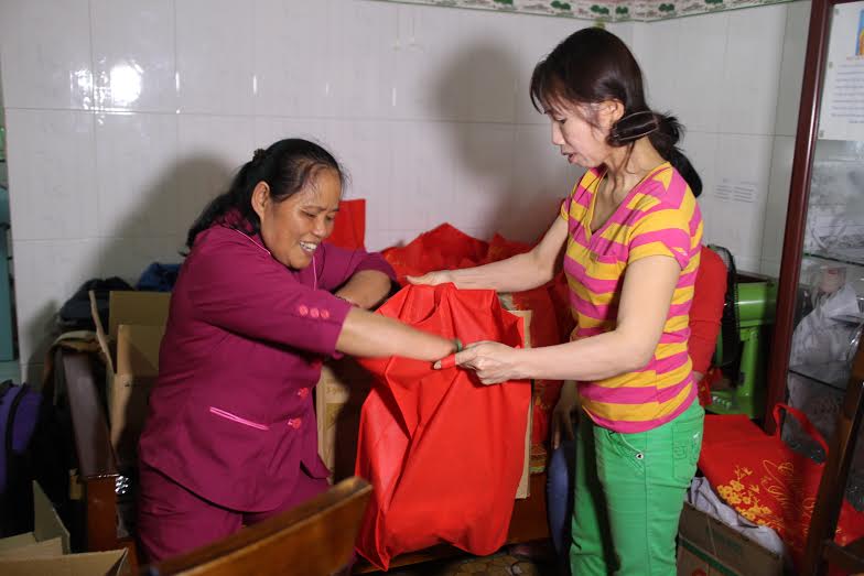 B&agrave; L&ecirc; Thị Thanh Hoa chuẩn bị qu&agrave; Tết tặng c&ocirc;ng nh&acirc;n nh&agrave; trọ