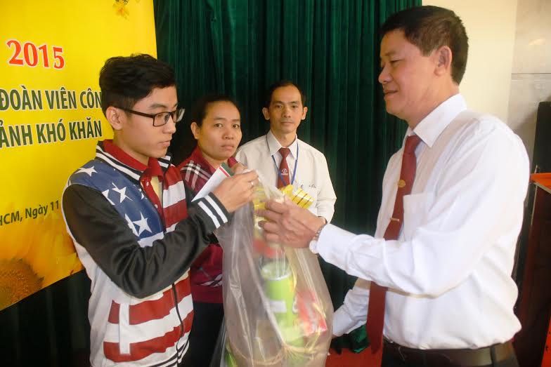 &Ocirc;ng Đặng Ho&agrave;i Qu&yacute;, B&iacute; thư Đảng ủy C&ocirc;ng ty Vinasun, tặng qu&agrave; cho con nh&acirc;n vi&ecirc;n c&oacute; ho&agrave;n cảnh kh&oacute; khăn