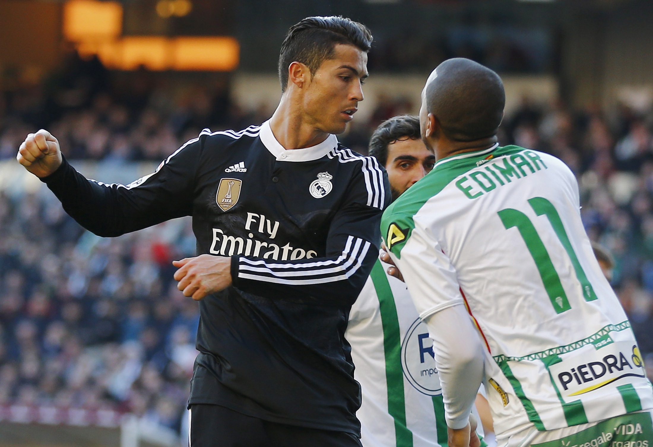 Ronaldo c&oacute; pha b&oacute;ng xấu x&iacute; trong mắt người h&acirc;m mộ