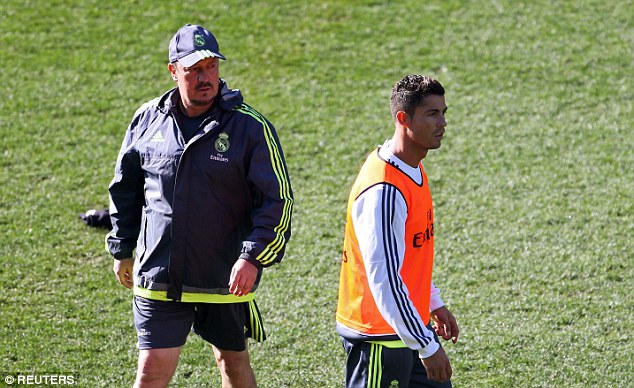 HLV Benitez v&agrave; Ronaldo trong buổi tập h&ocirc;m 23-7