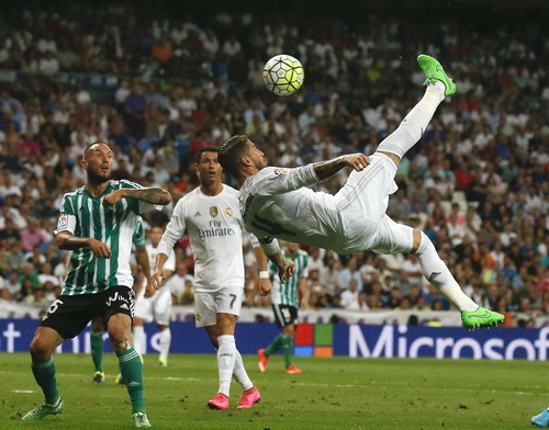 Ngay cả trung vệ Ramos cũng c&oacute; cơ hội &aacute;p đảo